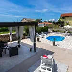 بيت للعطل Lovely In With Outdoor Swimming Pool Krasica (Primorje-Gorski Kotar)