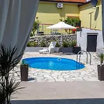 Lovely In With Outdoor Swimming Pool بيت للعطل *