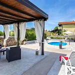 Lovely In With Outdoor Swimming Pool بيت للعطل *