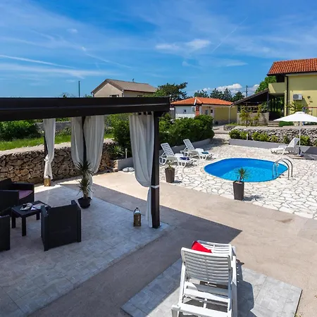Dom wakacyjny Lovely In With Outdoor Swimming Pool Krasica (Primorje-Gorski Kotar)